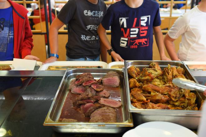 La mairie écologiste de Lyon annonce un retour, timide, de la viande dans les cantines scolaires