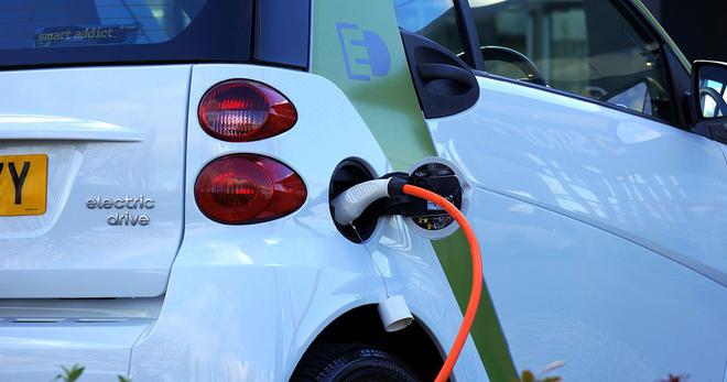 Voitures électriques : les parkings publics devront obligatoirement s’équiper de bornes de recharge