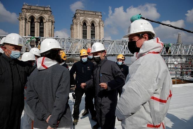 Emmanuel Macron salue « l’immense travail accompli » sur le chantier de Notre-Dame de Paris