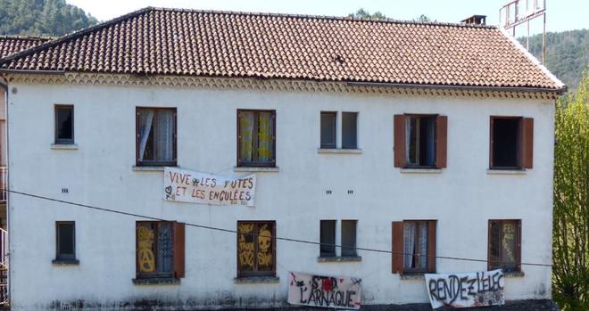 Statuettes Décapitées, Tags Anti-France et Police, Transactivisme, Menaces : en Lozère, un hôtel ravagé par des squatteurs d’ultragauches