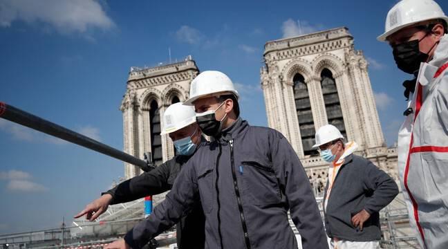 Incendie de Notre-Dame : Sur les toits de la cathédrale, Emmanuel Macron remercie « ceux qui œuvrent à sa reconstruction »