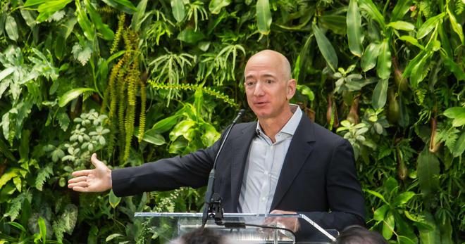Jeff Bezos admet qu’Amazon doit en faire plus pour ses employés