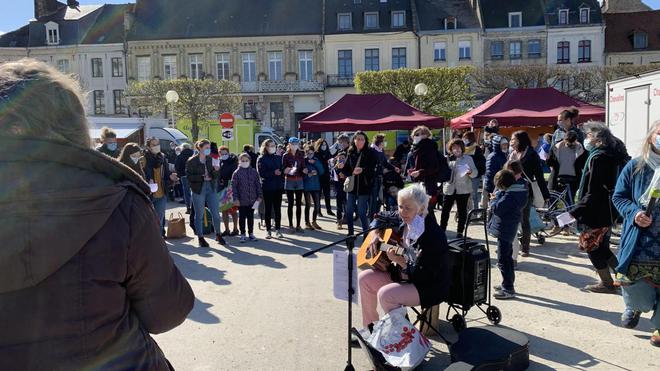 Au beau milieu du marché de Saint-Omer, une chanson pour que vive la culture