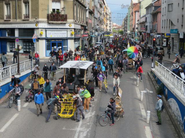 Grenoble : Près de 500 personnes dans les rues pour une vélorution contre « l’urbanisation agressive »