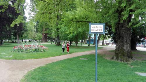 Annecy : ils cassent un banc du parc de l’Europe sans raison