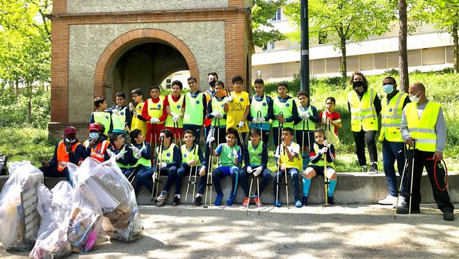 Toulouse : les jeunes footballeurs du Mirail nettoient le quartier Bellefontaine