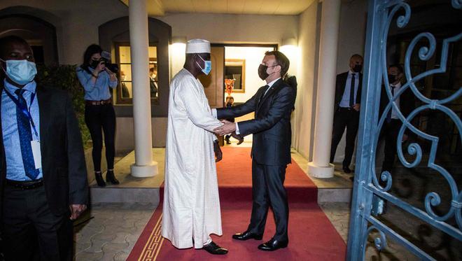 Tchad : Emmanuel Macron sur place pour rendre un dernier hommage à Idriss Déby