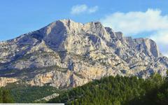 En Provence, un parc éolien près de la montagne Sainte-Victoire divise