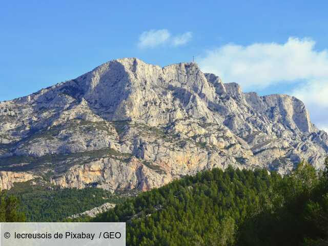 En Provence, un parc éolien près de la montagne Sainte-Victoire divise