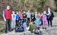 Remiremont : 14 jeunes nettoient les abords du city-stade du Rhumont