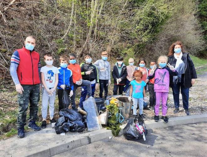 Remiremont : 14 jeunes nettoient les abords du city-stade du Rhumont