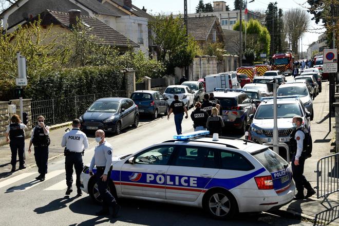 Rambouillet (78) : Stéphanie, une policière égorgée dans son commissariat au cri de « Allah Akbar » par Jamel Gorchene, un Tunisien arrivé en France illégalement en 2009 et régularisé en 2019 (MàJ)
