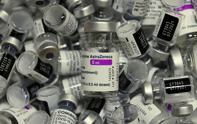 Pourquoi le vaccin d’AstraZeneca est-il désormais administré aux plus de 40 ans ?