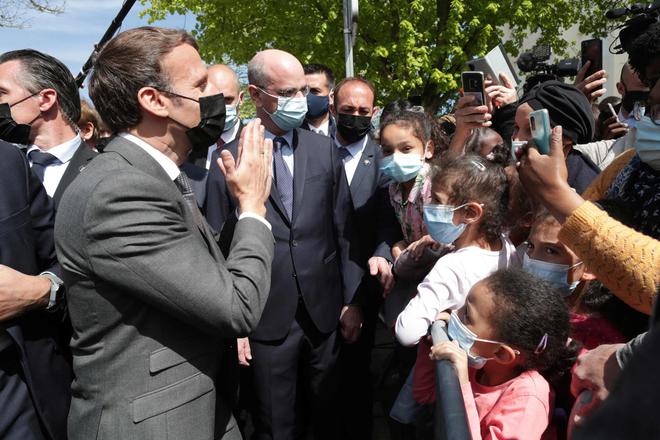 Couvre-feu retardé, réouverture par étapes... Pourquoi Macron lâche des indices avant sa prise de parole officielle