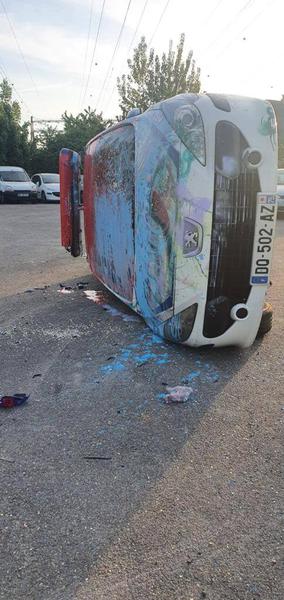 Rungis : dix véhicules de police épaves couverts de peinture et graffitis