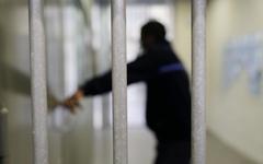 Violences conjugales : faute d’escorte, trois suspects remis en liberté avant leur procès à Valence