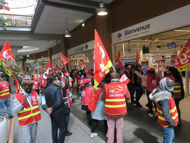 A Aubervilliers, les employés de Carrefour ne veulent pas être franchisés