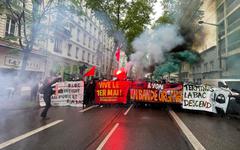 Manifestations du 1er Mai - La violente agression d'un pompier à Paris, en direct sur CNews, scandalise les policiers et les internautes révulsés par ce geste - Vidéo
