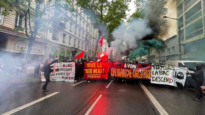 Manifestations du 1er Mai - La violente agression d'un pompier à Paris, en direct sur CNews, scandalise les policiers et les internautes révulsés par ce geste - Vidéo