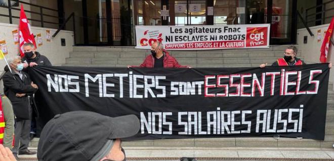 Ivry-sur-Seine: manifestation devant le siège de Fnac-Darty