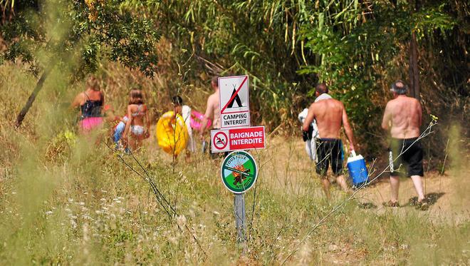 Pyrénées-Orientales - Tautavel : le parking  du plan d'eau interdit à la baignade est-il "illégal" ?