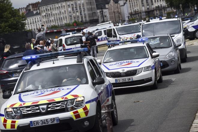 Yvelines : les policiers obligés de se garer en dehors du commissariat craignent d’être des cibles. “Ils sortent en groupe et restent vigilants”