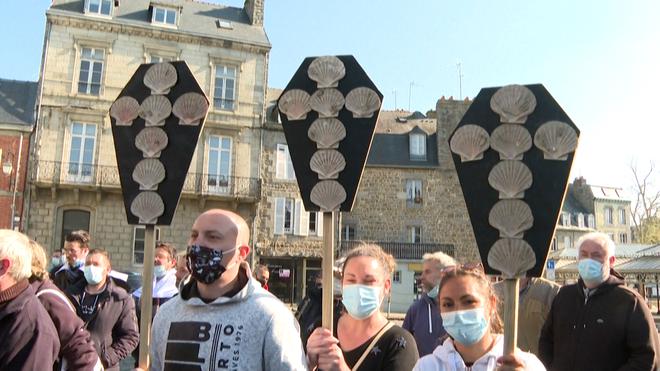VIDÉO. Inquiets pour leur avenir, des pêcheurs bretons manifestent contre un parc éolien en mer