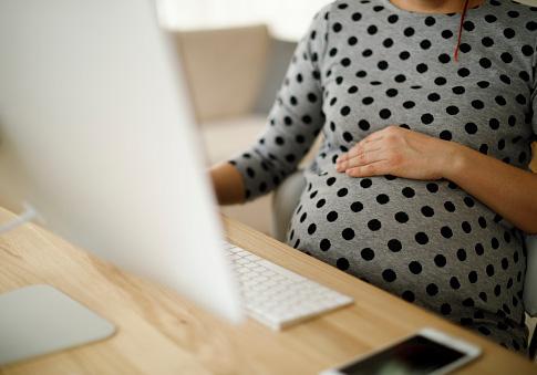 Maternité : les députés se prononcent pour le renforcement du télétravail en fin de grossesse