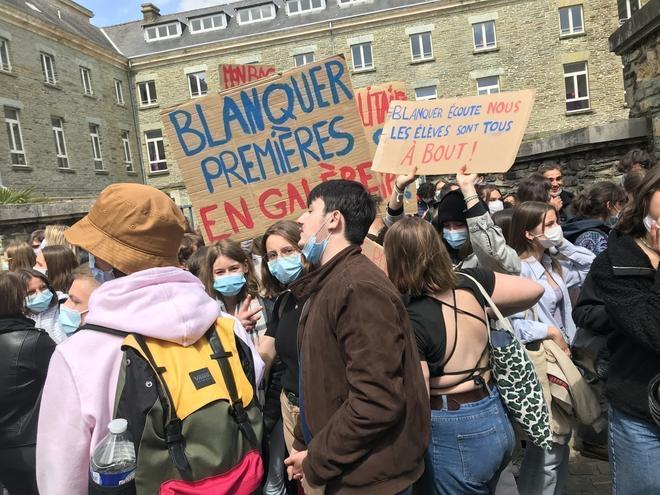 Bac 2021 : 800 lycéens manifestent à Cherbourg contre le maintien des épreuves