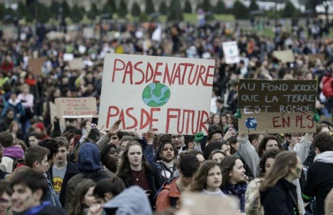 Accord de Grenoble : des étudiants poussent l’enseignement supérieur à agir pour la planète.