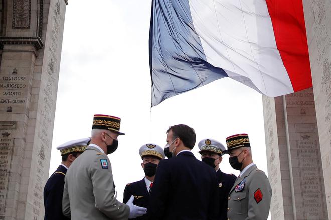 8 mai 1945 : Emmanuel Macron commémore la Victoire et s’affiche en chef des armées