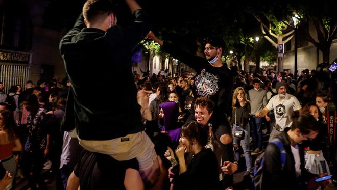 Déconfinement à Barcelone : revivez en images la folle nuit dans la capitale catalane qui célèbre la fin du couvre-feu