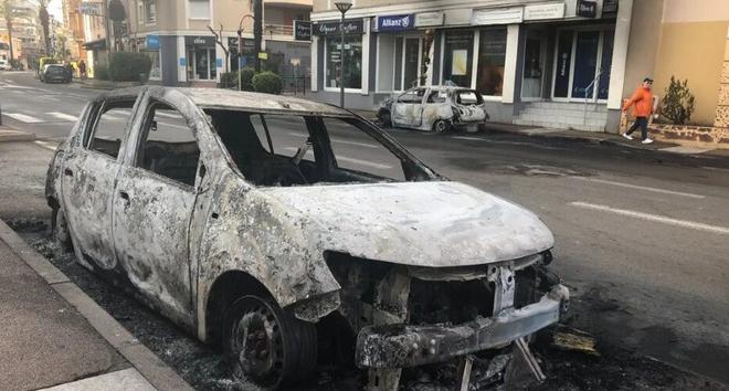 Emeutes: « Ils ont encore foutu le feu partout… une nouvelle nuit de chaos et de guérilla urbaine» : énième nuit d’émeutes à Fréjus et Saint-Raphaël, 3 policiers blessés (Vidéo)