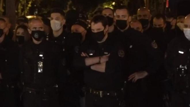 Une centaine de policiers ont rendu hommage à Éric Masson sur les Champs-Élysées