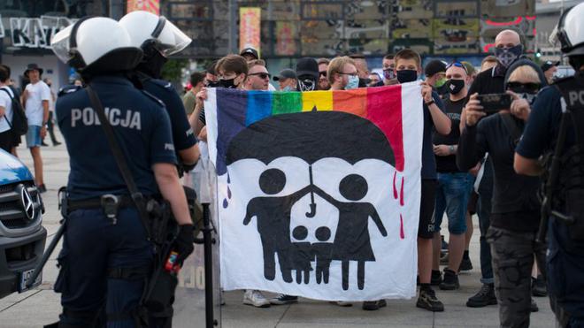 Le manuel de police polonais associe homosexualité et « pathologie sociale »