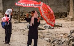 Attentat à la bombe devant une école de filles à Kaboul alors que l’OTAN et les USA commencent le retrait de leurs troupes