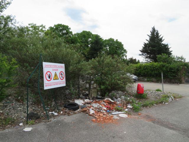 Après le nettoyage partiel de la friche Esmonin à Grenoble, les riverains restent insatisfaits