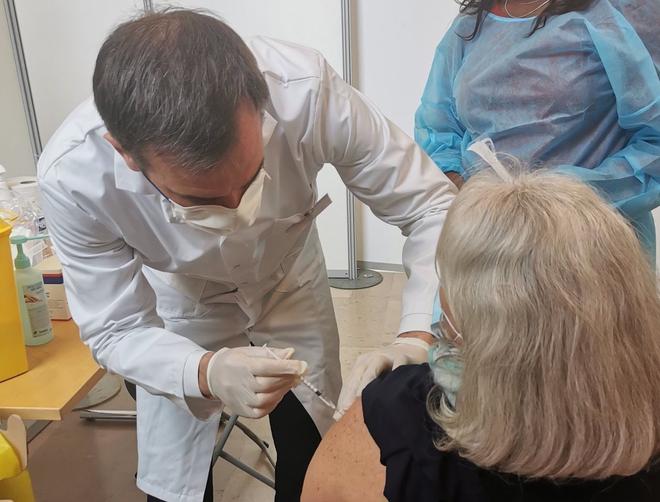 L’IMAGE. À Montrouge, Olivier Véran vaccine contre le Covid-19 et défend le pass sanitaire