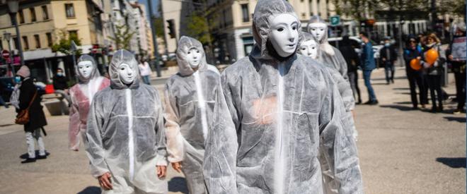 Anti-masques, antivax, anti-confinement : crier au complot sanitaire, un jeu politique viral