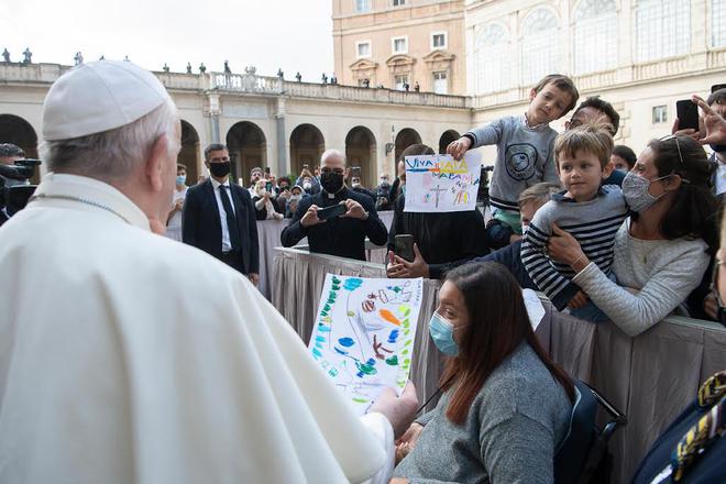 « Si les familles repartent, tout repartira », tweet du pape François
