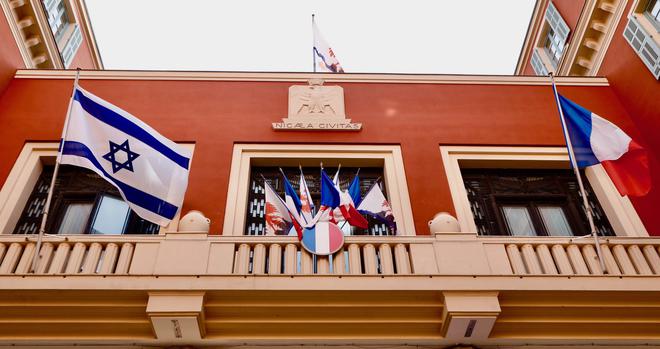 Fidèle à son employeur, Estrosi érige le drapeau d'Israël sur le fronton de la mairie de Nice