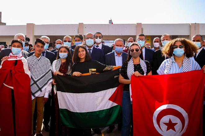 Hichem Mechichi à une cérémonie de salut des drapeaux tunisien et palestinien dans un collège de Hammam Chott