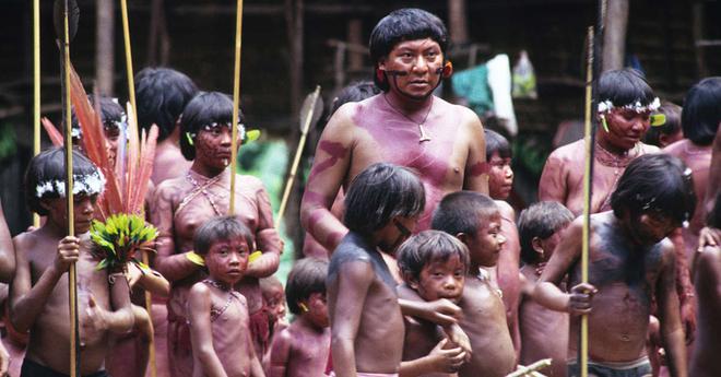 Brésil : des mineurs d’or lourdement armés persécutent par de violentes attaques le peuple Yanomami