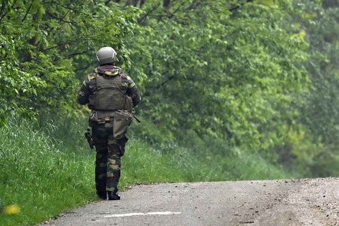 Chasse à l'homme en Belgique : un militaire armé en fuite après avoir menacé un virologue