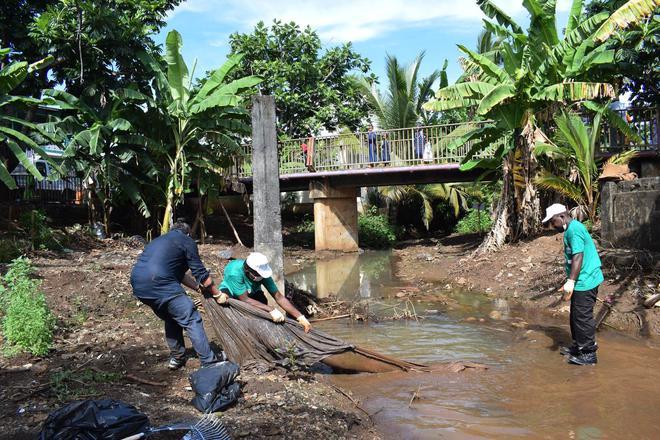 Trier et ramasser les déchets à Mayotte, une mission titanesque