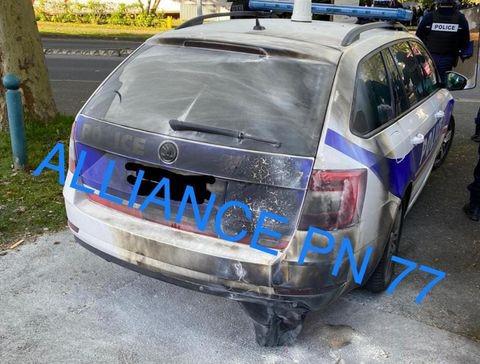 Torcy (77) : des policiers qui contrôlaient un jeune homme encerclés par quinze individus agressifs, l’un d’eux verse du produit inflammable sur leur voiture et met le feu