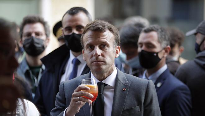 "On ne peut pas donner des papiers à tout le monde" : Emmanuel Macron pris à partie à Nevers