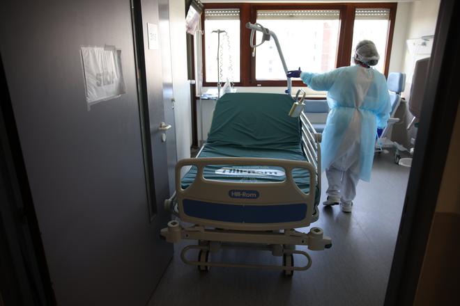 Covid-19 : le nombre d’hospitalisations liées au virus passe sous la barre des 20 000