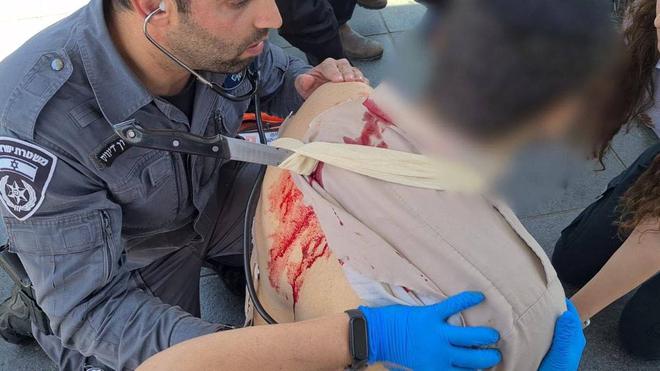 ???? Attentat à Jérusalem : Regardez comment le soldat poignardé au dos garde son sang froid