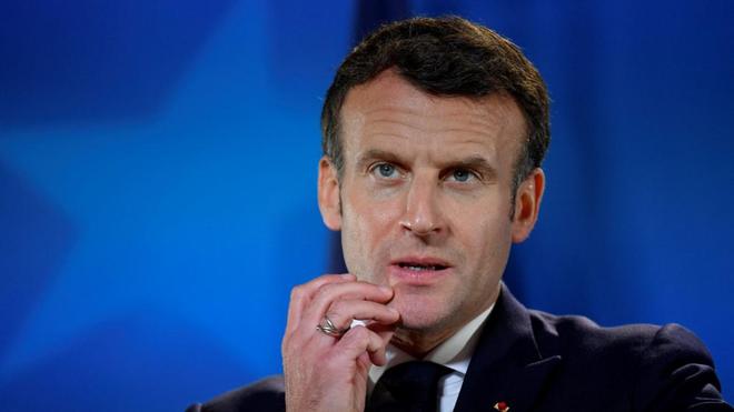 Pandémie, Gilets jaunes... Pour Emmanuel Macron, "on revit des temps très moyenâgeux"